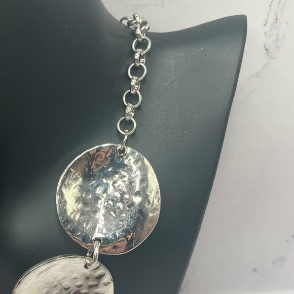 Silver tone hammered metal disc necklace - Picture 4 of 5